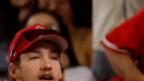 Jo Adell, de los Angelinos de Los Ángeles, atrapa un cuadrangular.