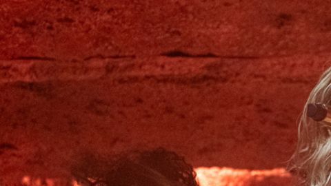 La artista sorprendió al público con una balada inédita acompañada por el líder de Cigarettes After Sex