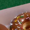 ¿Impuestos listos? Recompénsate este 15 de abril. Al comprar cualquier docena en Krispy Kreme, te llevas una docena de Original Glazed® gratis para celebrar el fin de la temporada fiscal.