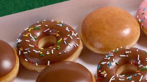 ¿Impuestos listos? Recompénsate este 15 de abril. Al comprar cualquier docena en Krispy Kreme, te llevas una docena de Original Glazed® gratis para celebrar el fin de la temporada fiscal.