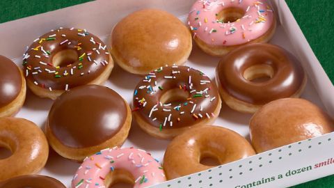 ¿Impuestos listos? Recompénsate este 15 de abril. Al comprar cualquier docena en Krispy Kreme, te llevas una docena de Original Glazed® gratis para celebrar el fin de la temporada fiscal.