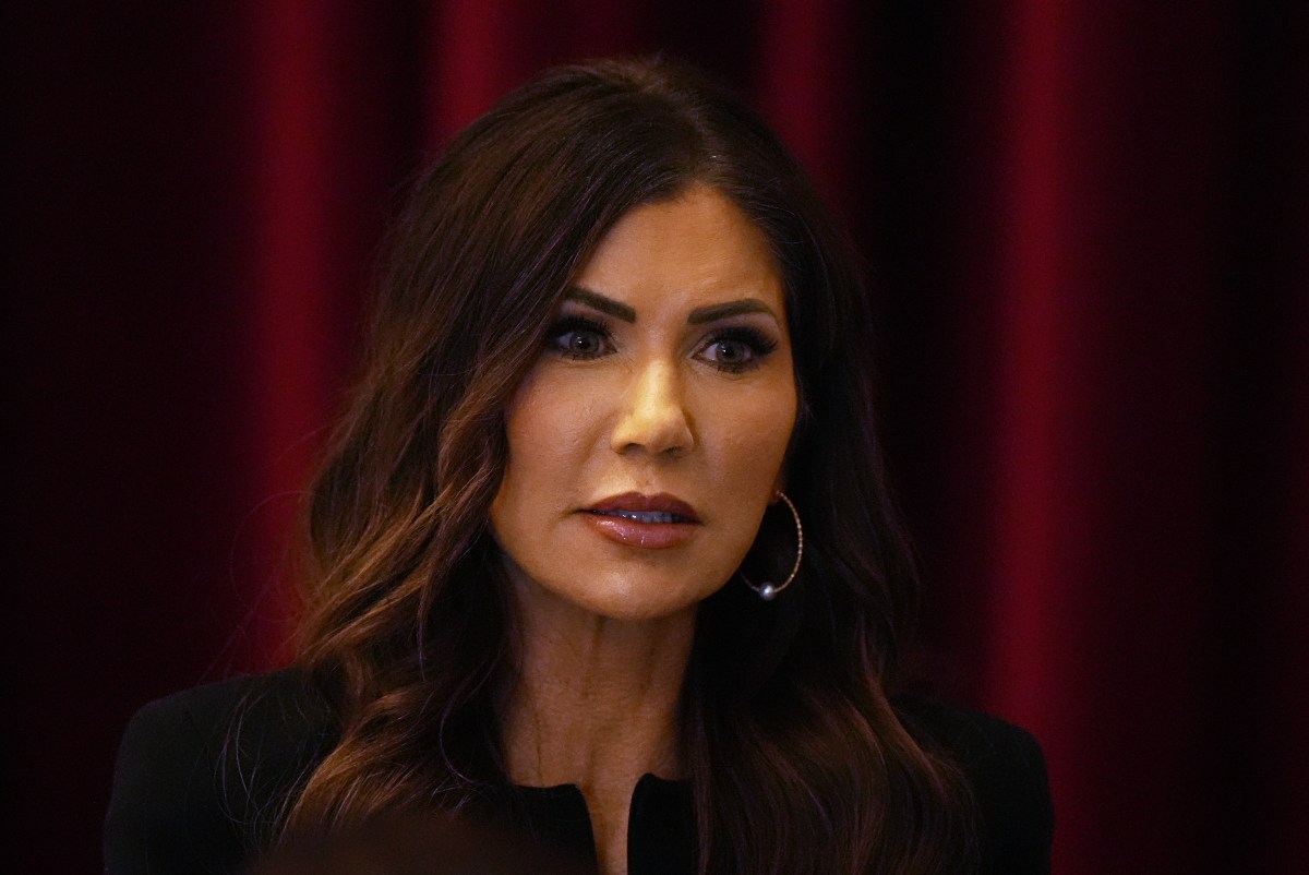 Condenan a 3 años de prisión a hombre que robó bolso de Noem en restaurante, enfrenta deportación