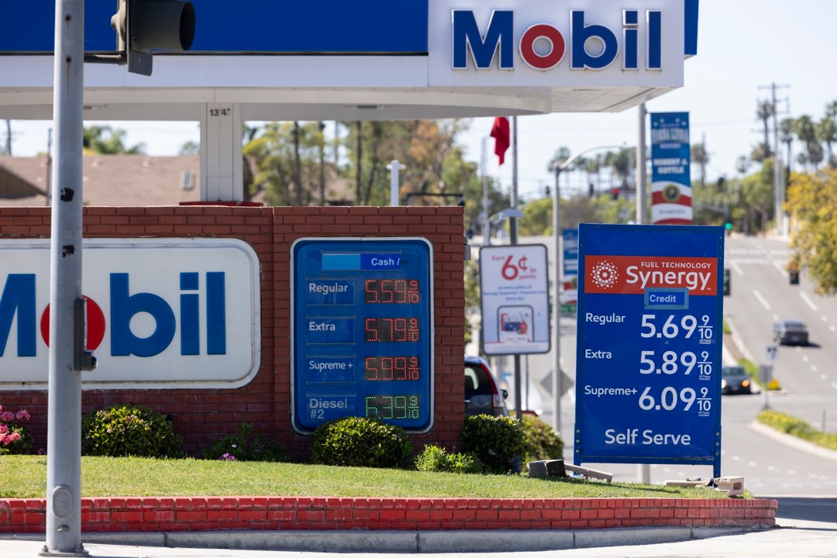 Reapertura del Estrecho de Ormuz desploma el petróleo 10%: ¿cuándo bajará la gasolina en EE.UU.?
