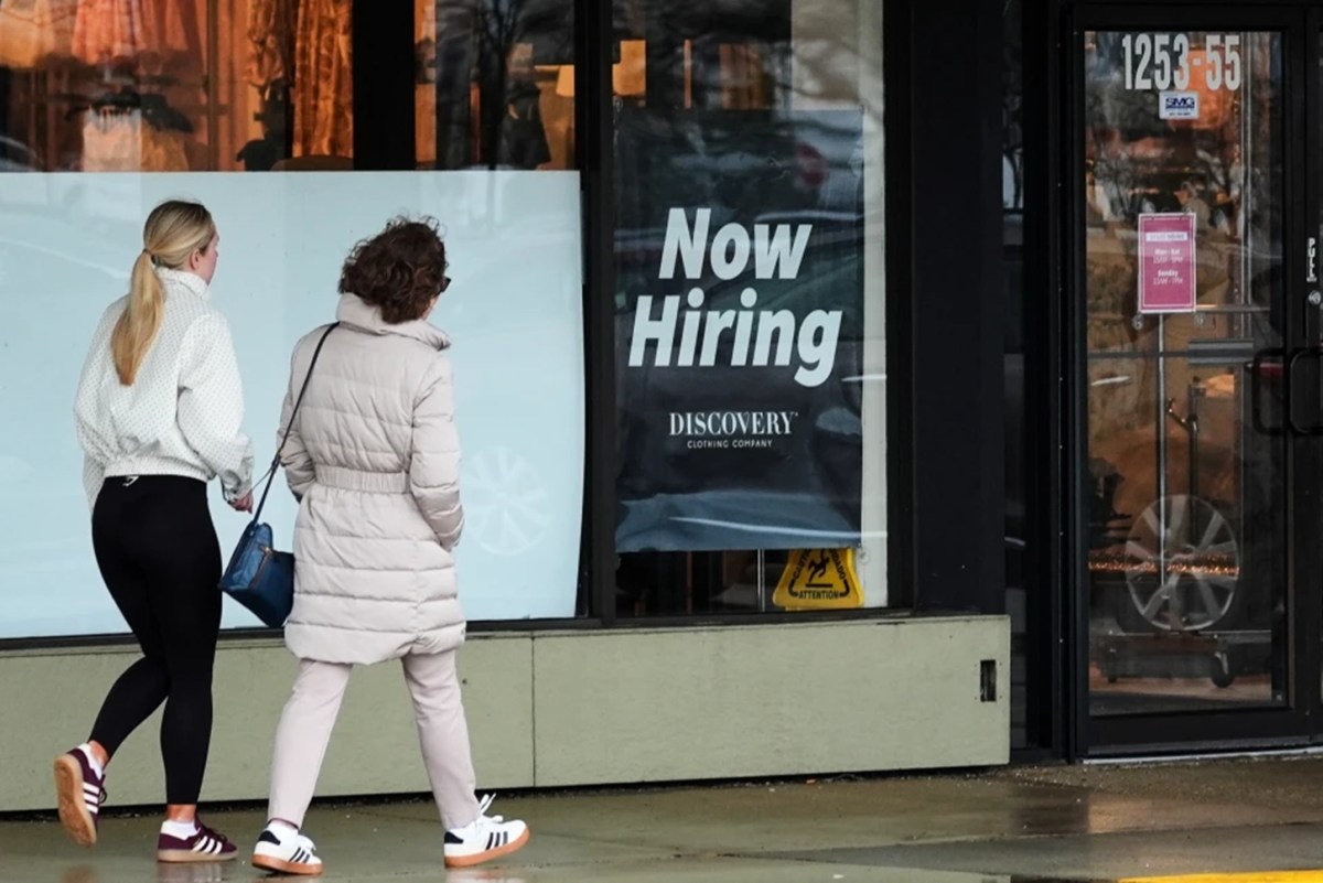 Caen las solicitudes de desempleo en abril, pero el mercado laboral débil ya afecta tu salario