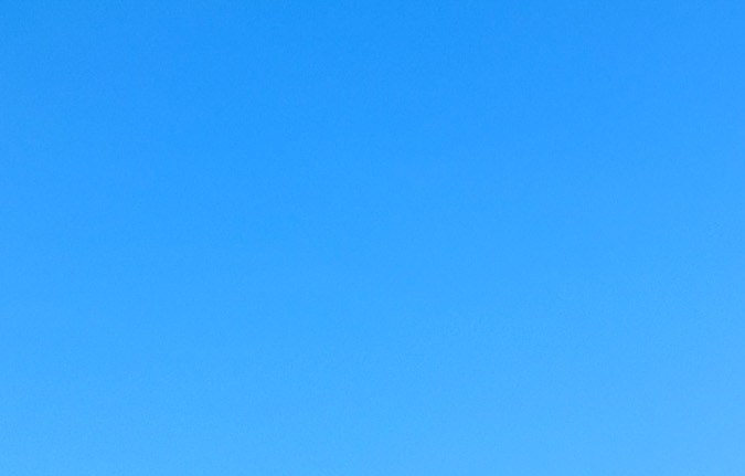 Fachada renacentista del Antiguo Ayuntamiento de Leipzig (Altes Rathaus) con torre verde y reloj, vista desde la plaza del Markt al amanecer.