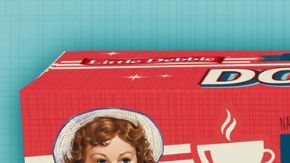Las nuevas donas tradicionales de chocolate de Little Debbie: una combinación de textura húmeda y glaseado dulce, disponibles en presentación individual y paquete familiar.