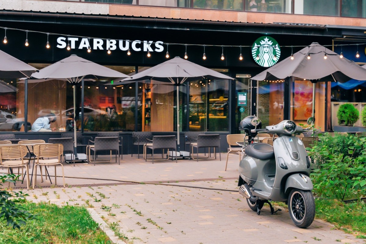 Starbucks pagará semanalmente y aumenta propinas y bonos a baristas