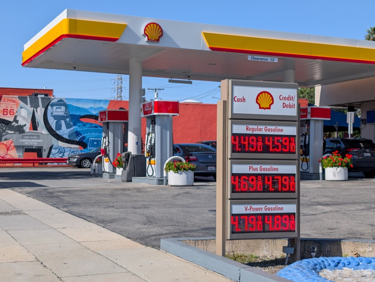 El petróleo cae tras el alto al fuego y podría bajar el precio de la gasolina