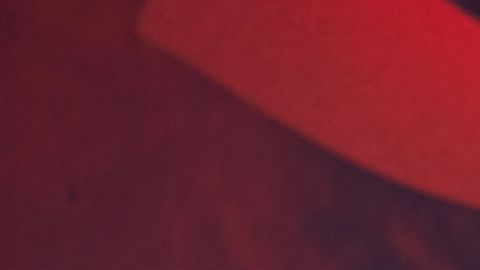 La joven investigadora enfrenta un misterio desafiante lejos de Londres