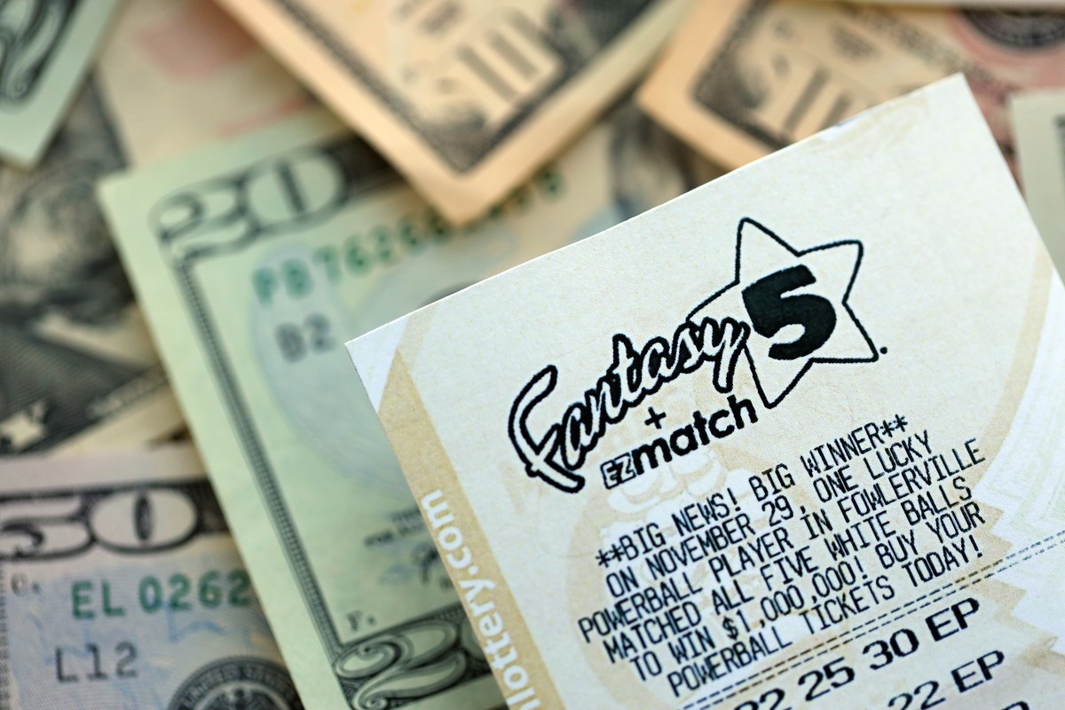 Mujer gana más de $200 mil en la lotería tras elegir números al azar con los ojos cerrados