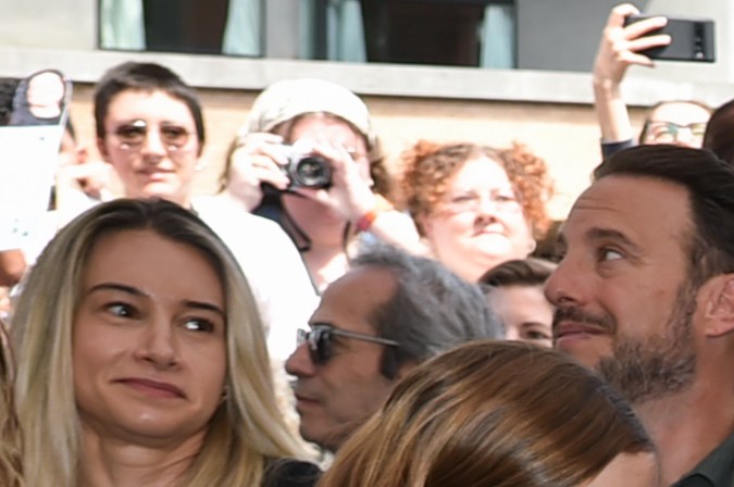 Noah Wyle estuvo acompañado de su familia.
