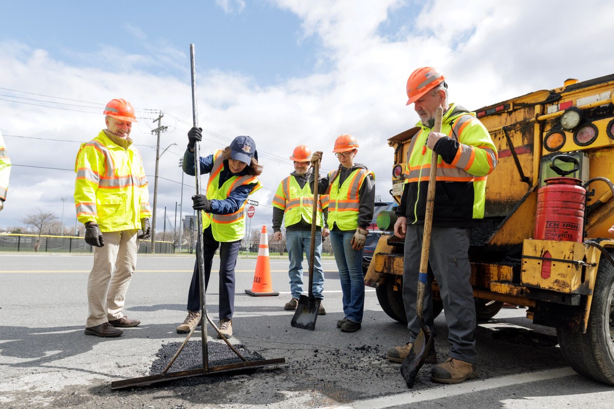 Nueva York lanza ofensiva histórica contra baches: Hochul promete reparar 175 mil en abril