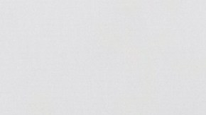 Plato de nuggets de pollo sobre fondo blanco.