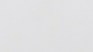 Plato de nuggets de pollo sobre fondo blanco.