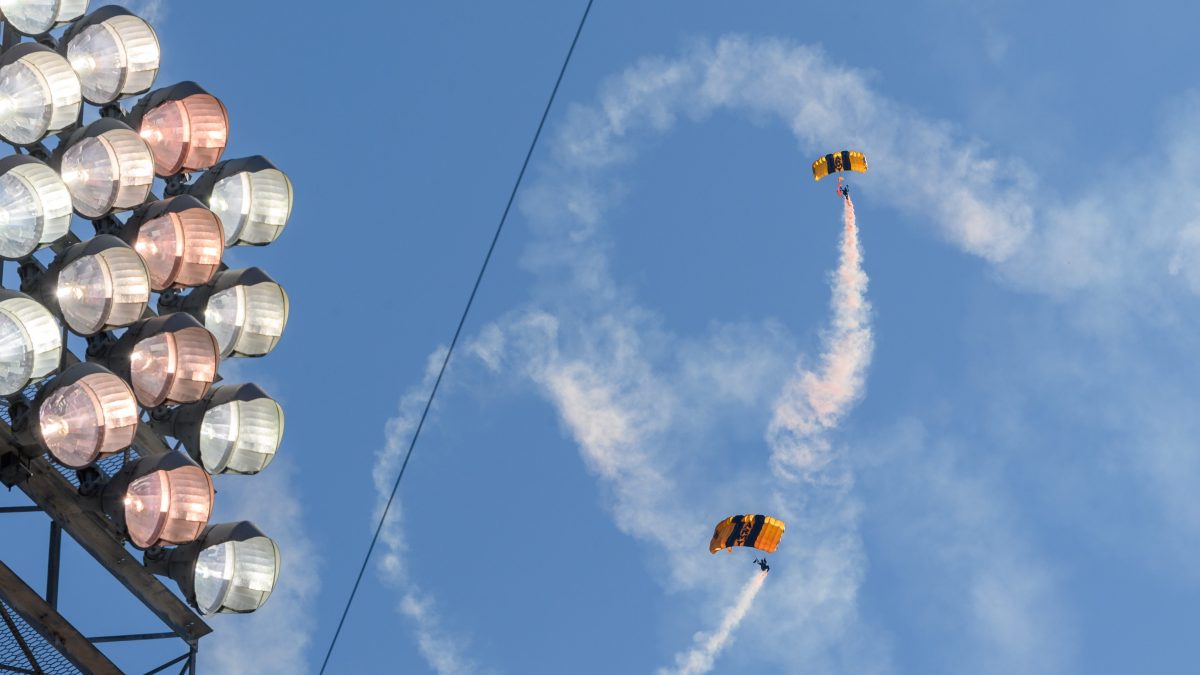 Paracaidista se estrelló contra pantalla gigante en partido de Virginia Tech [VIDEO]