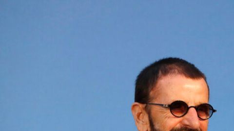 El álbum revive atmósferas del pasado mientras reúne a viejos amigos en el estudio