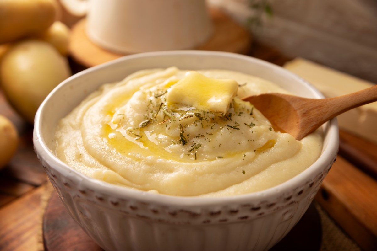 La magia del ajo rostizado: cómo lograr un puré de papa con sello de restaurante