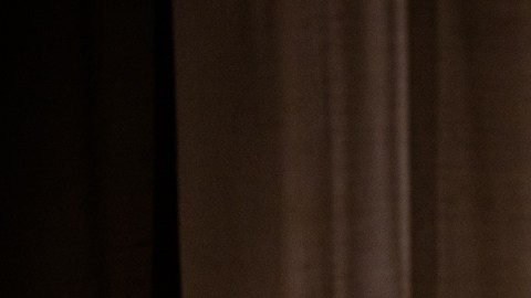 La pieza teatral cuenta la historia de María Elena, una joven nacida y criada en Nueva York que viaja a Puerto Rico en busca de una conexión más profunda con sus raíces.