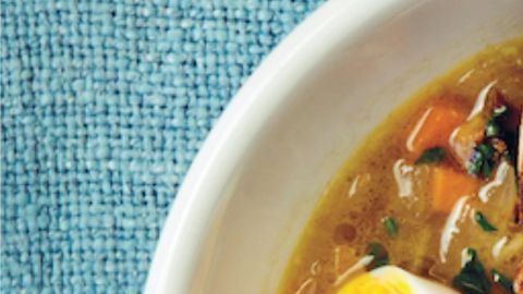 Eleva tus cenas cotidianas con esta receta infalible de sopa de shiitakes. Descubre cómo transformar ingredientes básicos en un plato gourmet en pocos minutos.