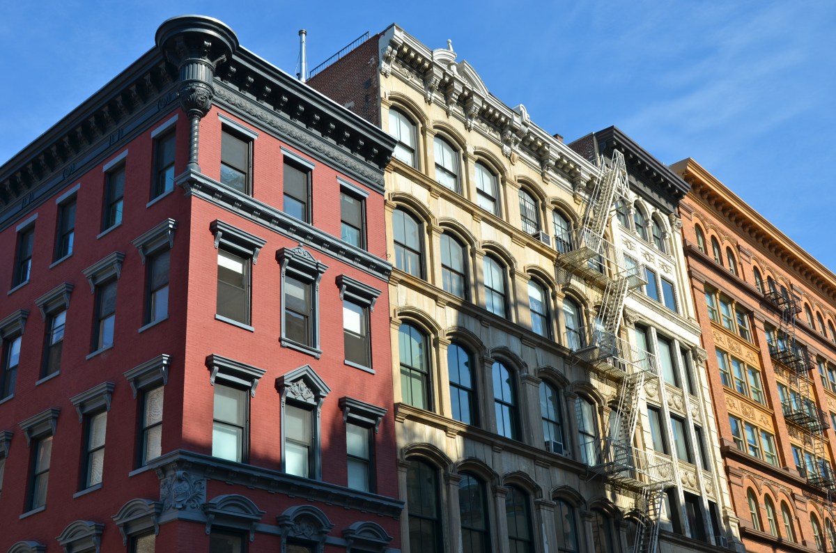 Rentas en NYC alcanzan $4,380: estas son las ciudades cercanas más baratas para vivir en 2026