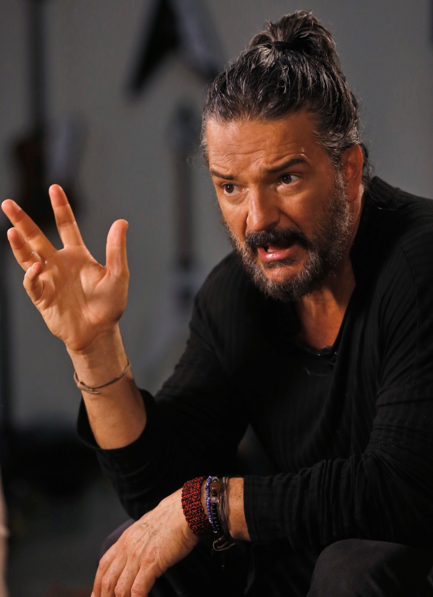 Ricardo Arjona le deja un beso inolvidable a una fan venezolana en su última noche en Miami