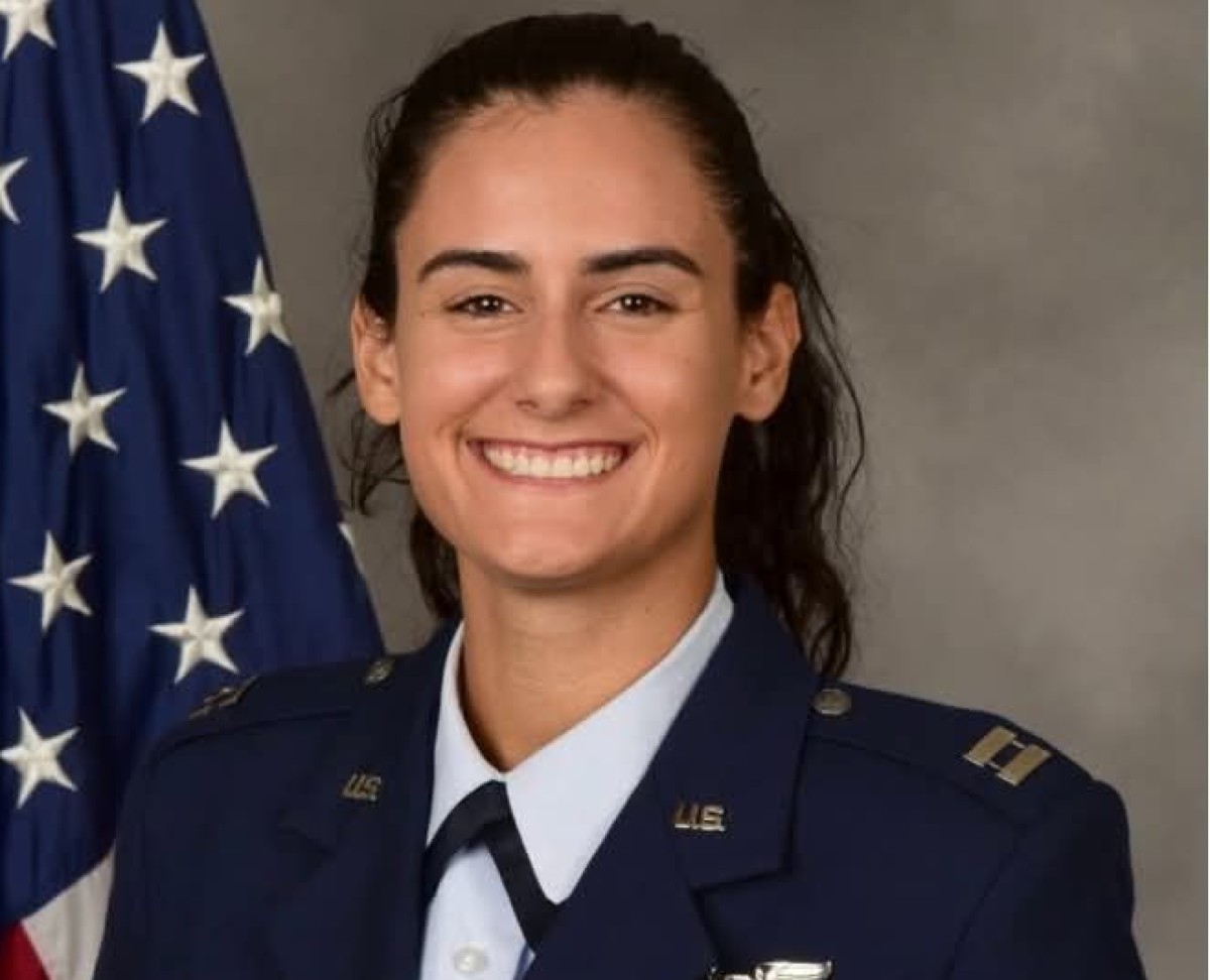 Gobernadora de Puerto Rico confiere medalla a Ariana G. Linse Sabino, militar boricua muerta en Irán