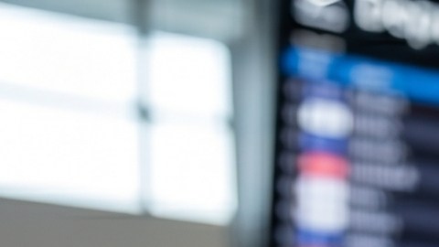 Hombre mirando su telefono celular para ver sus tickets de avión
