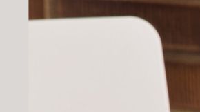 Tres bebidas refrescantes de Starbucks sobre una mesa blanca