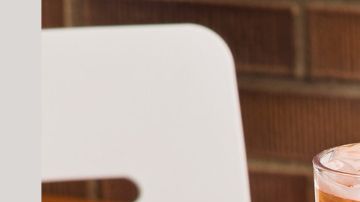 Tres bebidas refrescantes de Starbucks sobre una mesa blanca