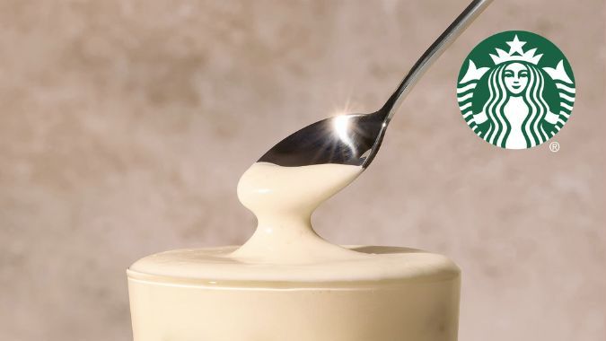 Imagen de una bebida de matcha verde coronada con espuma de mango.