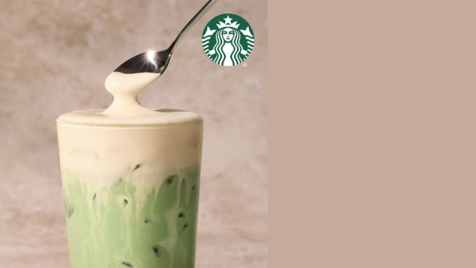 Imagen de una bebida de matcha verde coronada con espuma de mango.