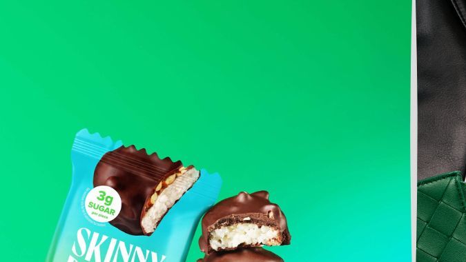 Imagen de una bebida de matcha verde coronada con espuma de mango.