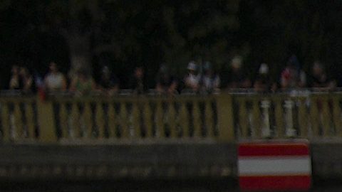 Atletas compiten en el triatlón femenino.