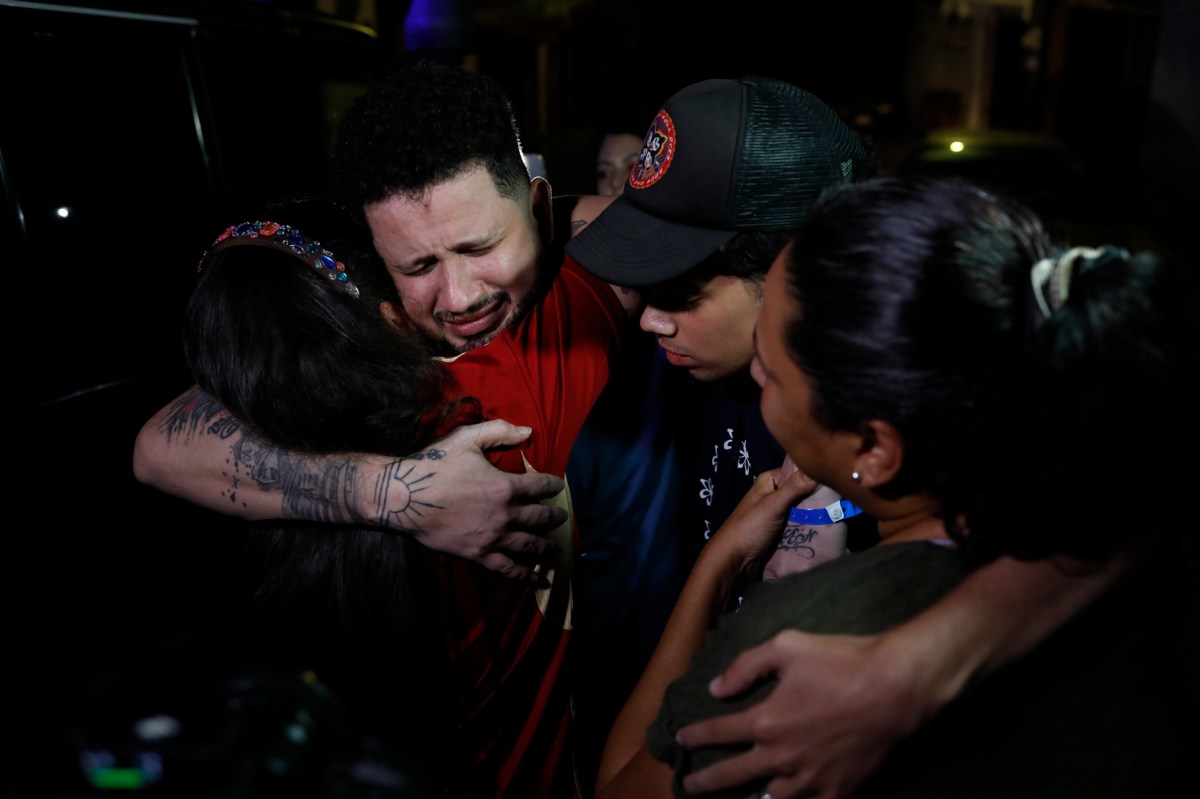 Tribunal ordena frenar la investigación por desacato contra el gobierno de Trump por vuelos de deportación 