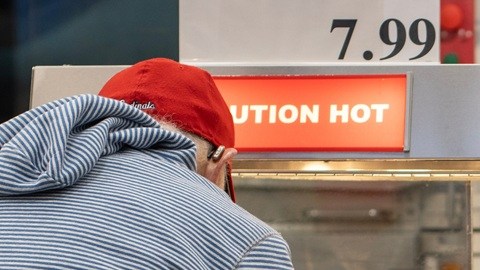 Una norma escrita hace cuatro décadas para el Programa SNAP ahora afecta lo que 42 millones de personas pueden poner en sus mesas.