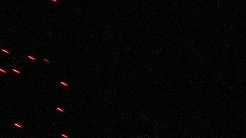 Un cartel de WrestleMania cuelga sobre la multitud durante un evento de la WWE.