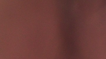 Una persona bebiendo yerba mate en ambiente playero.