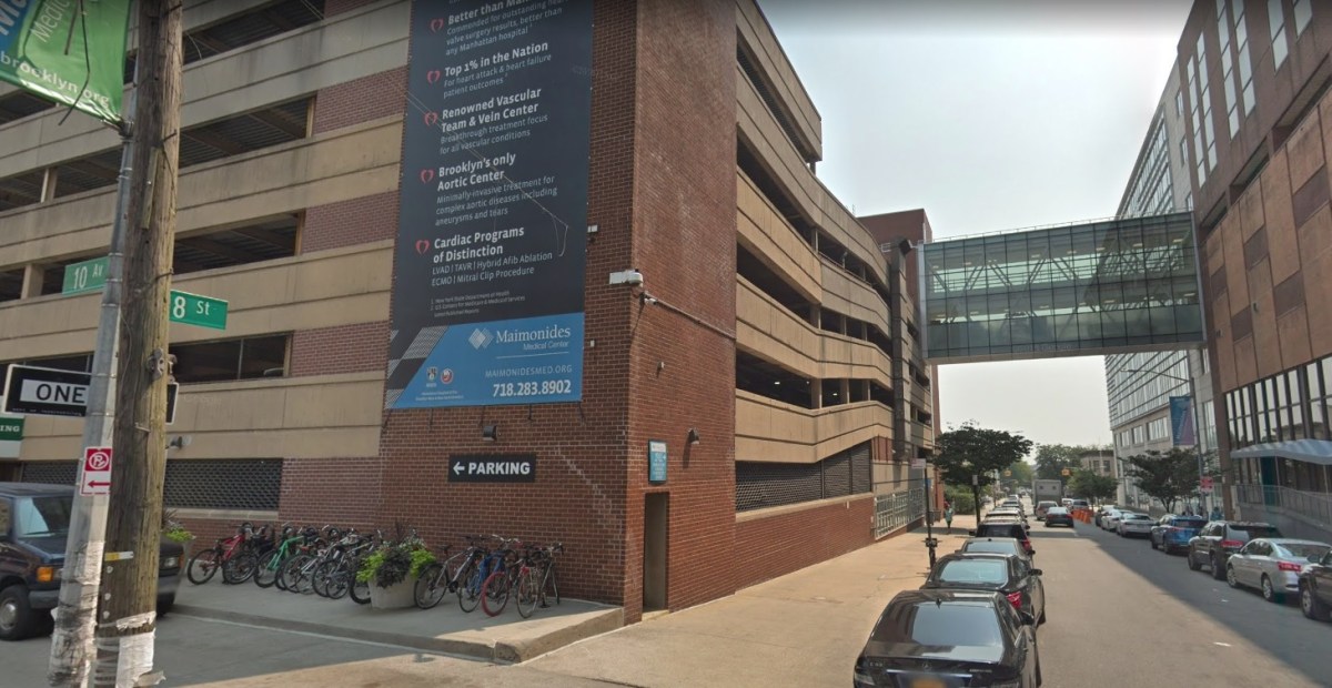 Ironía mortal: mujer arrollada por ambulancia en Nueva York