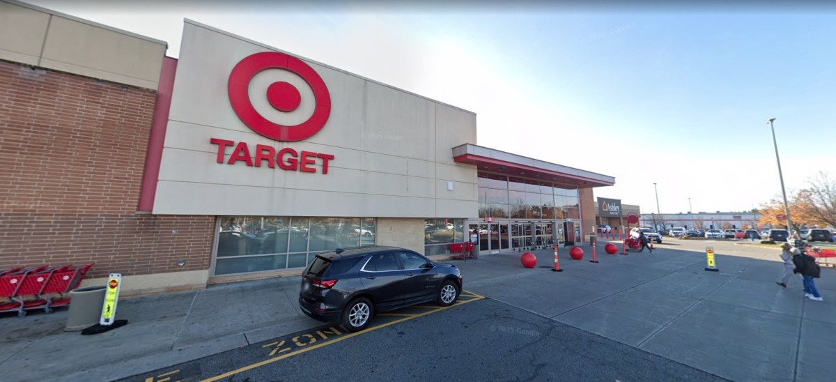 Joven baleada por su novio afuera de tienda Target en Nueva York: auge de violencia armada en sitios públicos