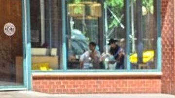 Personas sentadas en una banca en Manhattan (NYC)/Archivo.