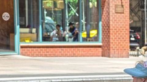 Personas sentadas en una banca en Manhattan (NYC)/Archivo.