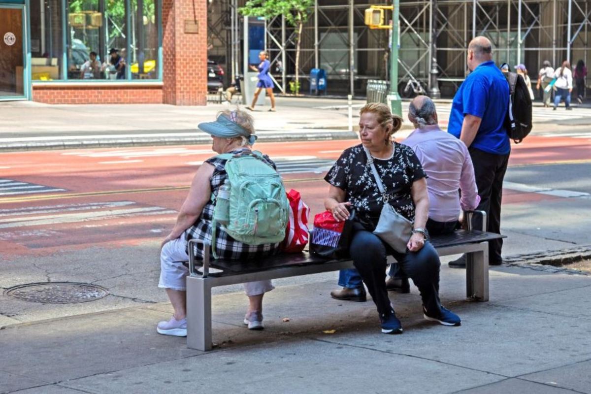 Mujer mayor murió sentada cuando auto se subió a una acera en Nueva York
