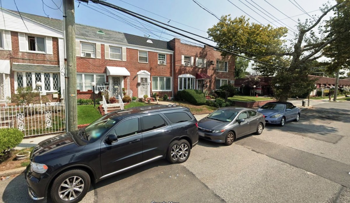 Tres apuñalados en pelea por perro invasor en Queens: violencia vecinal en Nueva York