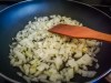 Sofrito de ajo y cebolla en una sarten