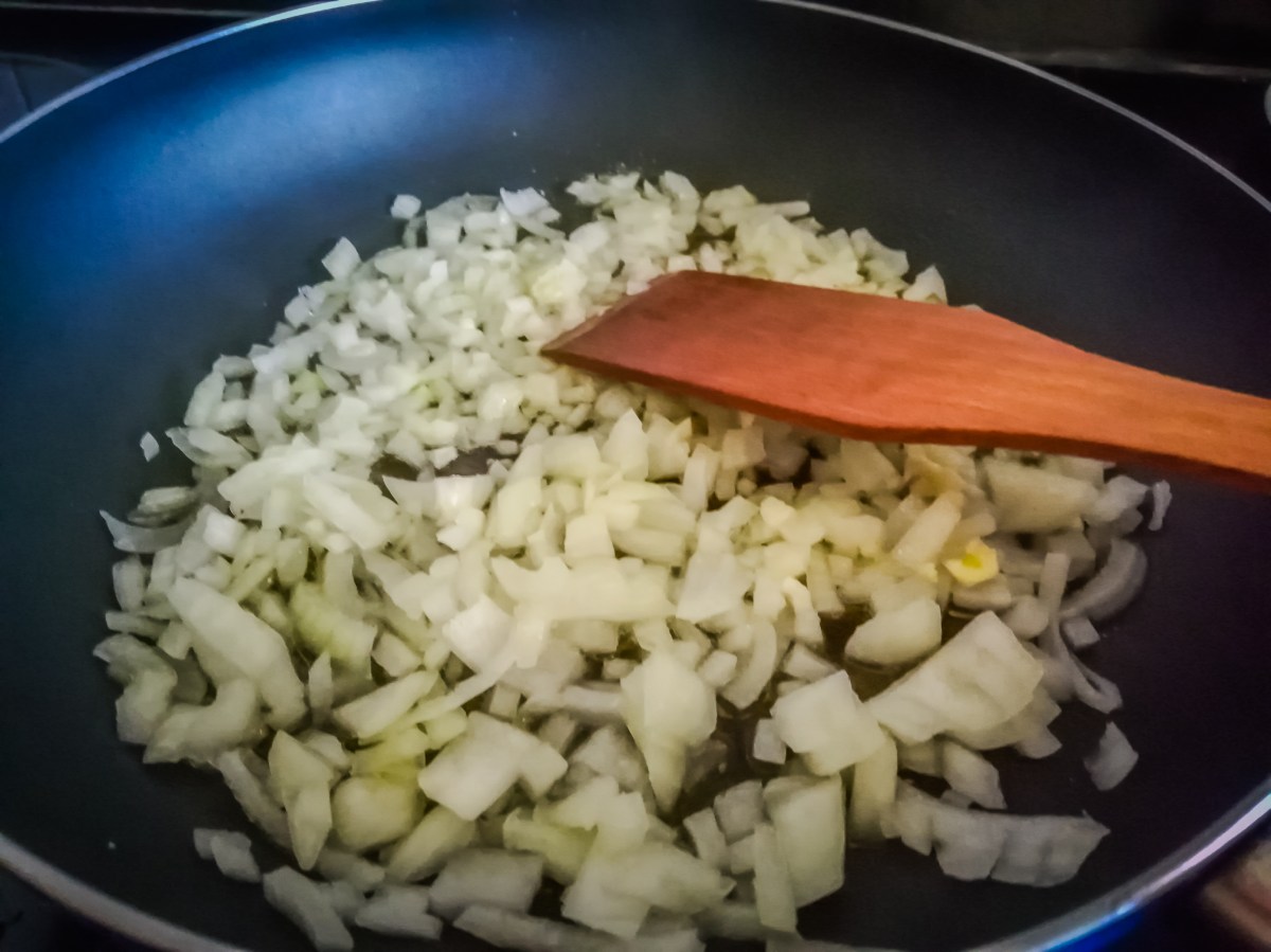 ¿Por qué tu sofrito no es como el de un chef? El orden y el corte del ajo marcan la diferencia