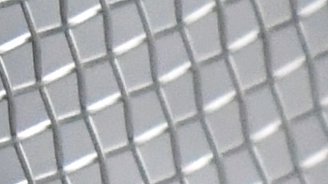 Arroz blanco sobre un colador de cocina