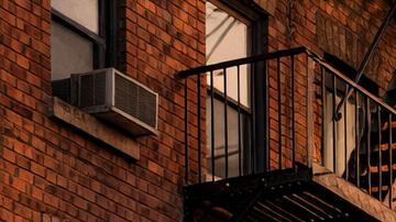 edificio de apartamentos en El Bronx o Queens, con un enfoque en las escaleras de incendio icónicas de la ciudad