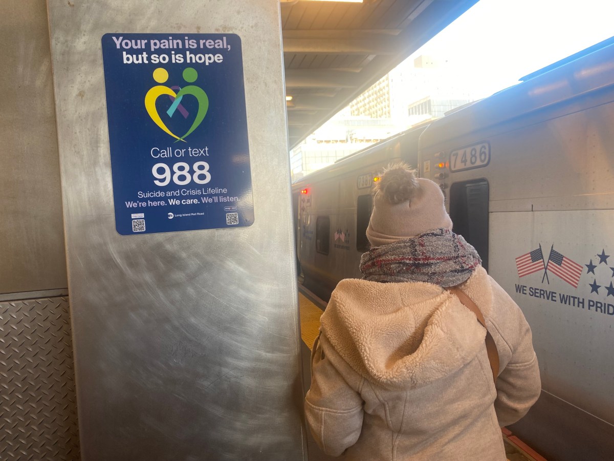 “No estás solo”: instan a neoyorquinos a llamar a la línea de prevención del suicidio 988
