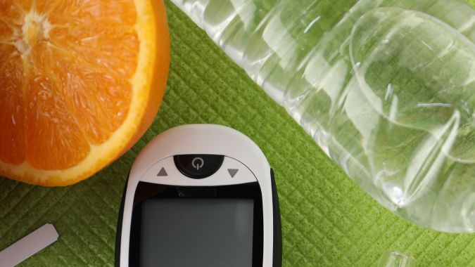 ¿Sabías que la forma en que te hidratas es clave para controlar tu glucosa? 💧 Muchas veces, el impacto en nuestros niveles de azúcar no viene solo de la comida, sino de lo que bebemos.