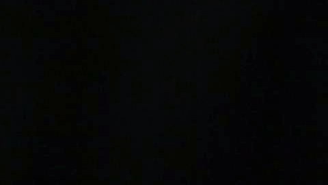 Manos armando un cigarrillo de marihuana